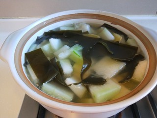 12、海带冬瓜汤,冬瓜煮变透明色就熟了。