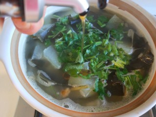 13、海带冬瓜汤,加入香菜，香油。盐，鸡精。