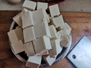 2、西红柿豆腐汤,豆腐切小方块