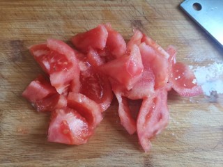 3、西红柿豆腐汤,西红柿削皮切块