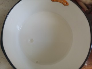 5、西红柿豆腐汤,碗中加入2勺淀粉，半碗水搅拌均匀备用