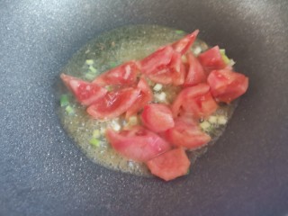 6、西红柿豆腐汤,起锅烧油，下入葱白炒香，下入西红柿翻炒出汤汁