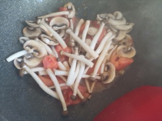 7、西红柿豆腐汤,再下入蟹味菇和口蘑翻炒均匀