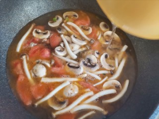 8、西红柿豆腐汤,加入适量的水大火煮开