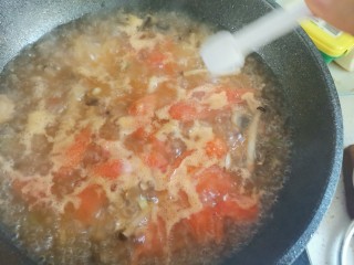 11、西红柿豆腐汤,加入适量的盐调味