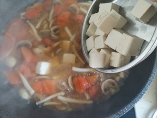 10、西红柿豆腐汤,下入豆腐翻动均匀