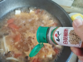 13、西红柿豆腐汤,加入适量的白胡椒粉搅拌均匀