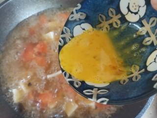 14、西红柿豆腐汤,淋入鸡蛋液搅拌均匀