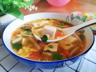16、西红柿豆腐汤,味道鲜美的西红柿豆腐汤就做好了