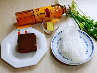 1、咖喱鸭血粉丝汤,准备食材。