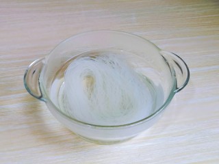 2、咖喱鸭血粉丝汤,首先把龙口粉丝用冷水冲洗，放入玻璃容器中，加入开水，泡软。