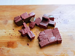 3、咖喱鸭血粉丝汤,鸭血切小块。