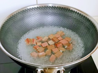 4、咖喱鸭血粉丝汤,鸭血块焯水: 水烧开后，下鸭血，大火煮2分钟，捞出沥干水分。