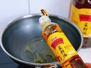 5、咖喱鸭血粉丝汤,起锅，加入菜籽油。