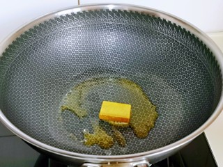 6、咖喱鸭血粉丝汤,再加入咖喱块。