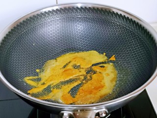 7、咖喱鸭血粉丝汤,小火将咖喱块炒化。