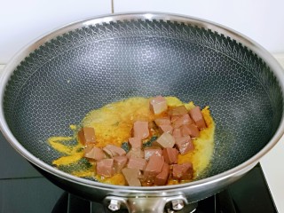 8、咖喱鸭血粉丝汤,加入焯过水的鸭血块。