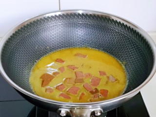 9、咖喱鸭血粉丝汤,加入纯净水。(水量根据自己需要)