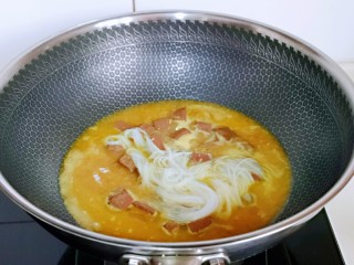 11、咖喱鸭血粉丝汤,再加入泡软的粉丝，大火再次烧开关火。