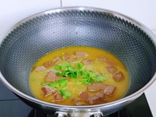 12、咖喱鸭血粉丝汤,加入香菜段，借助余温烫熟即可。