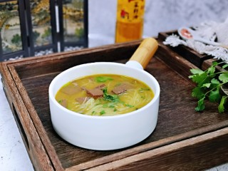 13、咖喱鸭血粉丝汤,盛出装入碗中。