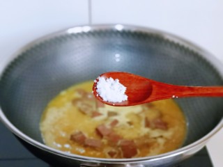 10、咖喱鸭血粉丝汤,按个人口味加入盐，大火烧开，转中小火煮5分钟。