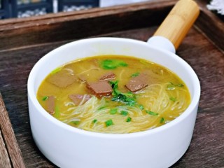 15、咖喱鸭血粉丝汤,近看，浓浓的咖喱汤，好吃极了。