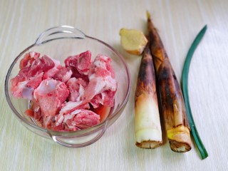 1、冬笋排骨汤,准备食材，汤骨洗干净后泡冷水，将血水泡出，反复换清水。