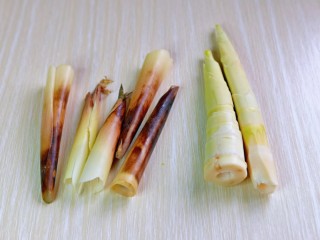 4、冬笋排骨汤,竹笋去皮，将老皮全部剥掉。