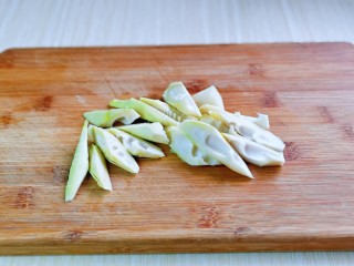 5、冬笋排骨汤,剥皮后洗干净，再切菱形块。