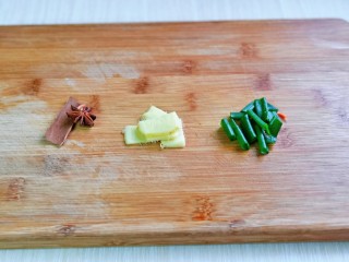 7、冬笋排骨汤,姜葱去皮切好，准备好八角与桂皮。