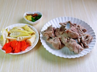 8、冬笋排骨汤,准备工作完成。