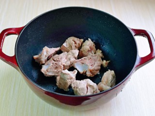 9、冬笋排骨汤,将汤骨放入砂锅中。