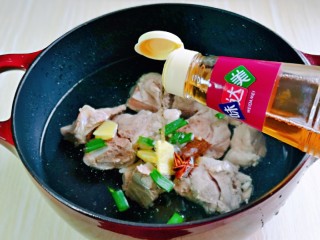 11、冬笋排骨汤,再加入料酒去腥。