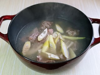 13、冬笋排骨汤,30分钟后汤骨熬的差不多啦！加入切好的竹笋，再炖20分钟。