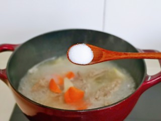 15、冬笋排骨汤,按个人口味加入盐，煮1分钟关火出锅。