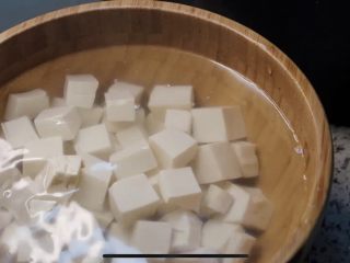 1、麻辣鲜香的麻婆豆腐,豆腐切块放入凉水