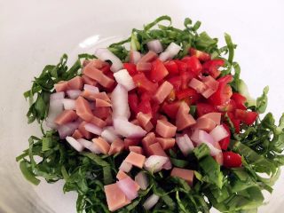 2、营养多彩烘蛋-偷懒也能做出好味道,将小青菜去菜梗,将叶子切细条,加入圣女果、洋葱、火腿丁