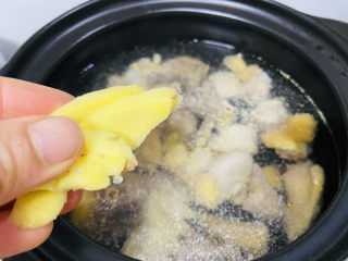 6、虫草花鸡汤,放入姜片