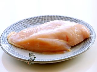 1、美味多汁的煎鸡胸,把鸡胸洗净沥水。