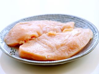 2、美味多汁的煎鸡胸,横向剖开成两半，这样降低厚度，便于入味和成熟。