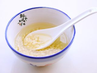 4、美味多汁的煎鸡胸,蒜切成末，调入蜂蜜和橄榄油，调匀待用。