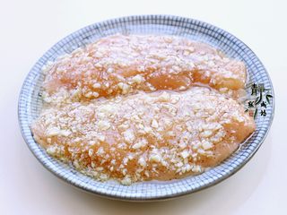 5、美味多汁的煎鸡胸,把上一步中的味汁倒入鸡胸，拌匀