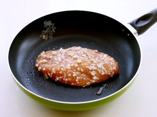 7、美味多汁的煎鸡胸,第二天取出鸡胸，放入平底锅小火煎。这一步就不要放油了。
