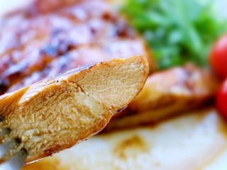 9、美味多汁的煎鸡胸,不要担心不会熟，瞧它的内部图。