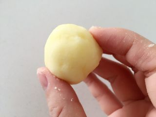 6、秋葵土豆饼,土豆泥搓成小圆球