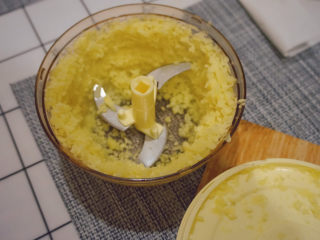 7、姜撞奶,将姜片搅成碎粒即可