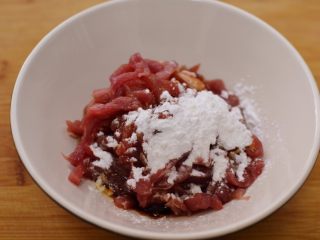 2、鱼香肉丝,放入料酒、生抽、老抽和淀粉。