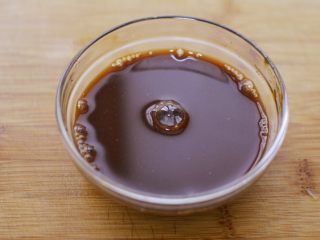 9、鱼香肉丝,将白糖、盐、黑胡椒粉、生抽、少许老抽、蚝油、香醋、淀粉和适量清水，调成一碗酱汁。专业厨师称之为“碗芡”。（整道菜的调味都靠这碗鱼香汁，不再放其他调味料。）