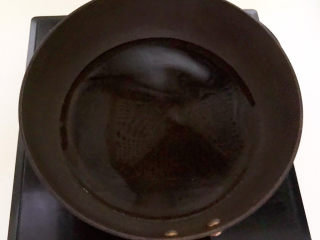 6、鸡蛋醪糟汤,锅里加入冷水